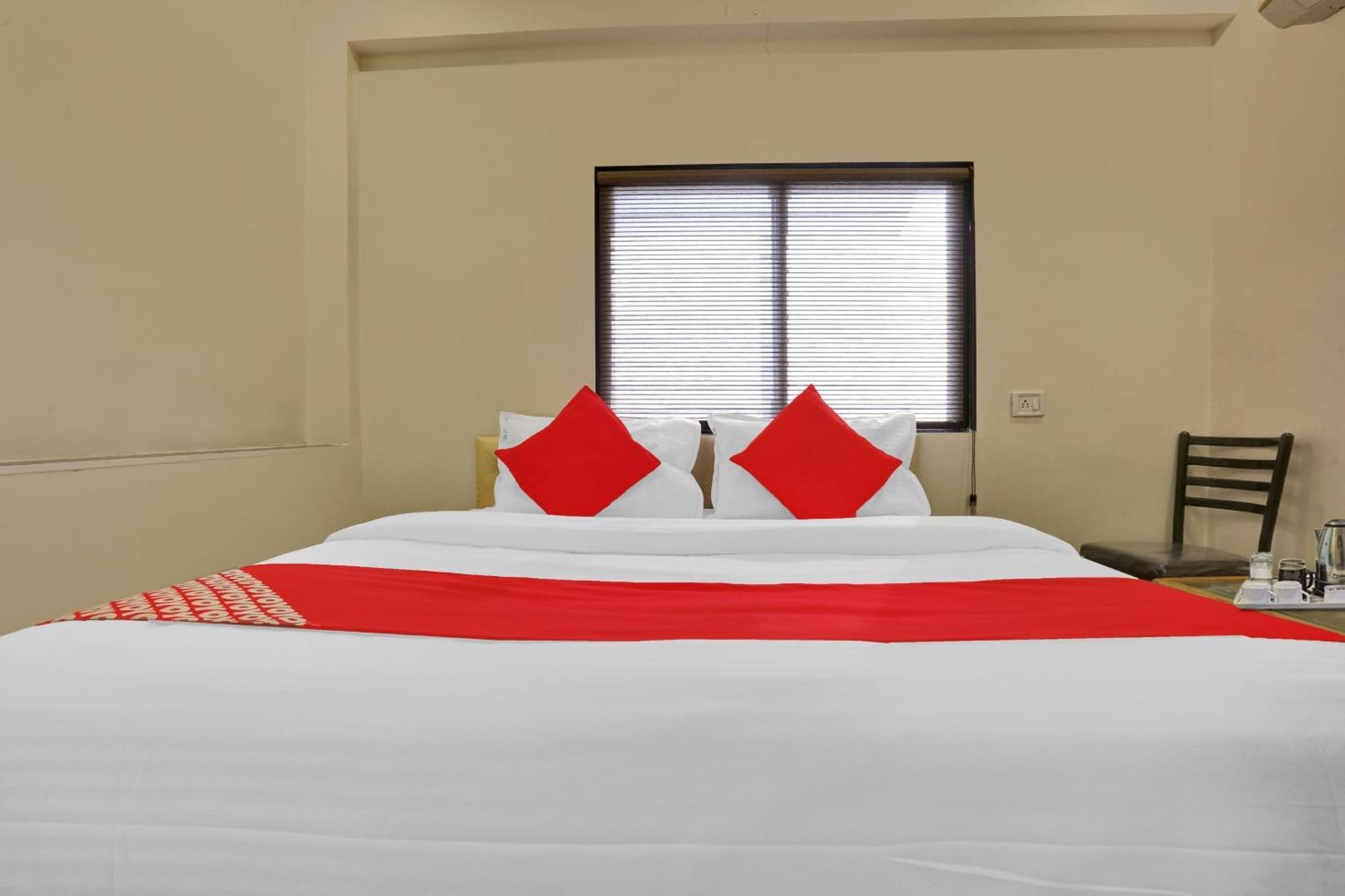 Hotel O Nandi Palace Lodging And Boarding Ulhasnagar Exterior photo