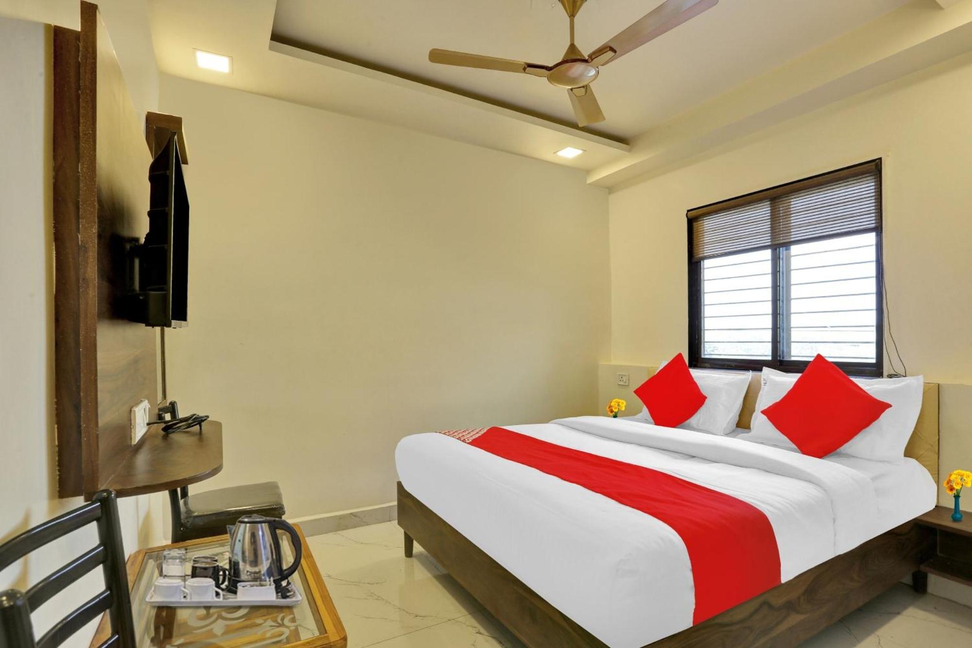 Hotel O Nandi Palace Lodging And Boarding Ulhasnagar Exterior photo