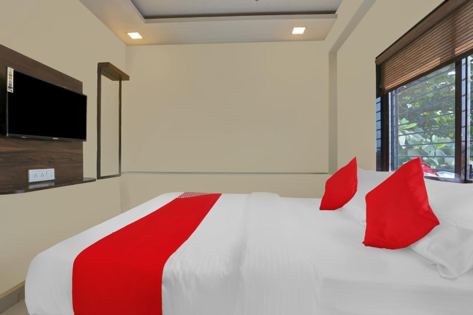 Hotel O Nandi Palace Lodging And Boarding Ulhasnagar Exterior photo